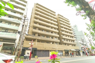 【外観】 | 【 Appearance 】
存在感のある建物は、居住者の拠点としてずっと価値を持ち続ける。今もそこでじっと佇み、居住者の安全や安心を守ってくれています。