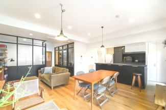 【外観】 | 【 Living　room 】
木の暖かさを感じられ、団欒とした生活を送ることができるリビングルーム。気持ちのいい日の光の下、ゆっくりとしたくつろげる時間を楽しみませんか？