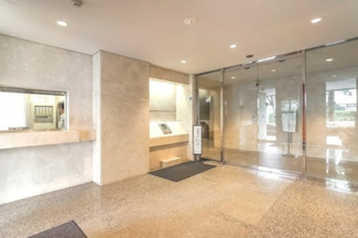 【エントランス】 | 【 Entrance 】
高級感のあるエントランス。居住者の帰りを待っているとともに、安全も守ってくれています。賑わいのある街も素敵ですが、プライベートを確保することも大事です。