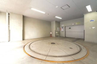 【駐車場】 | 【 others 】
敷地内にある機械式駐車場です。