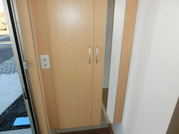 エミネンス Bの玄関|シューズボックス