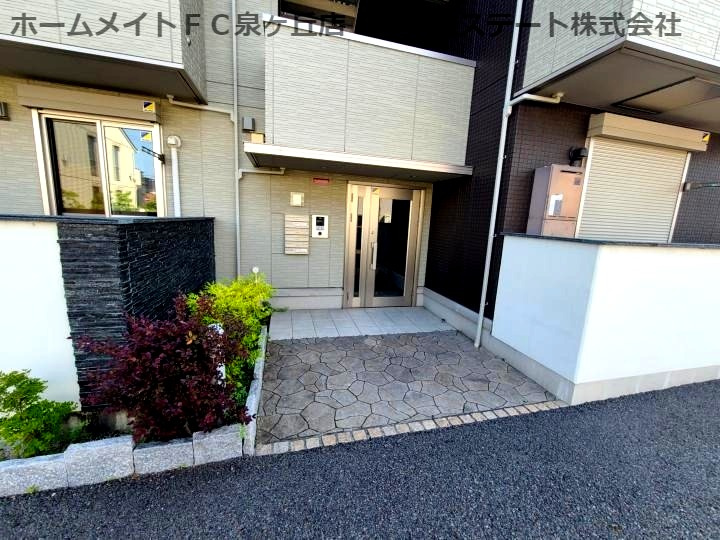 サニーヒルズ泉大津A棟のエントランス
