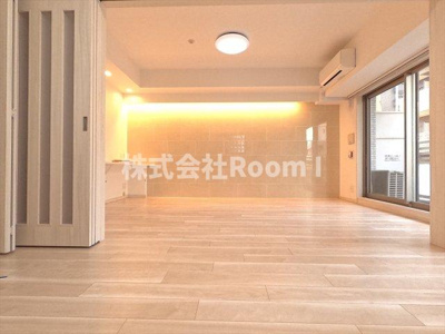 【居間・リビング】 | ラクラス本町東 | こちらのリビングで趣味の時間をお楽しみください