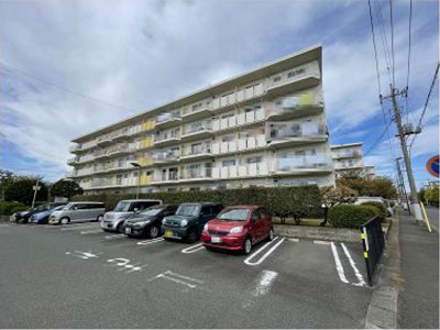 【外観】 | 海老名プラーザ　５階３K　リフォーム済み　 | 宅地建物取引士による不動産のご説明・現地のご案内、住宅金融普及協会住宅ローンアドバイザーが住宅ローンのアドバイスから融資実行までのお手伝いをしっかりサポートします♪