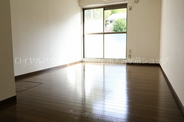 ☆8.5帖の洋室は陽当たり良好☆