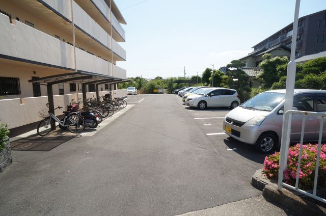 メゾン東野の駐車場