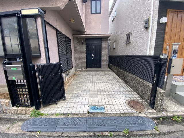 富田林市青葉丘の一戸建ての駐車場