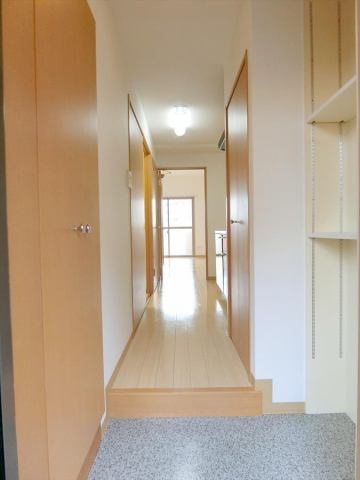 クオリアけやき通りの玄関|収納もある玄関です