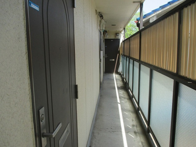 【その他共用部分】 | ハイツプリメーロ | 廊下部分は明るい光が差し込んできます