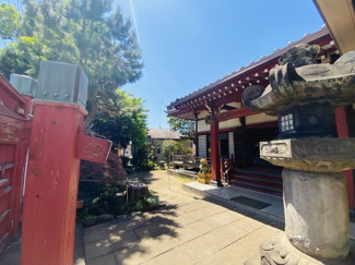 【外観】 | ■神社等で使われる入母屋造りの建築物になり「通気性・断熱性が高く」「外観が美しい」建物です。
入母屋屋根は高低差があるため、風が吹くと屋根全体に空気が循環するようになっています。