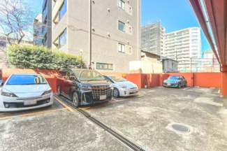 【駐車場】 | 【 others 】
敷地内駐車場です。大きい車でも停めやすいスペースが確保されています。