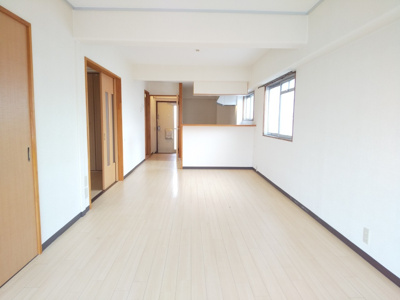 【洋室】 | REステートビル | 使いやすいリビングです