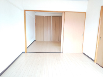 【寝室】 | REステートビル | 広々とした洋室です