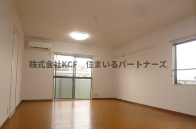 【居間・リビング】 | アトラスB棟 | ゆったりとした居間です