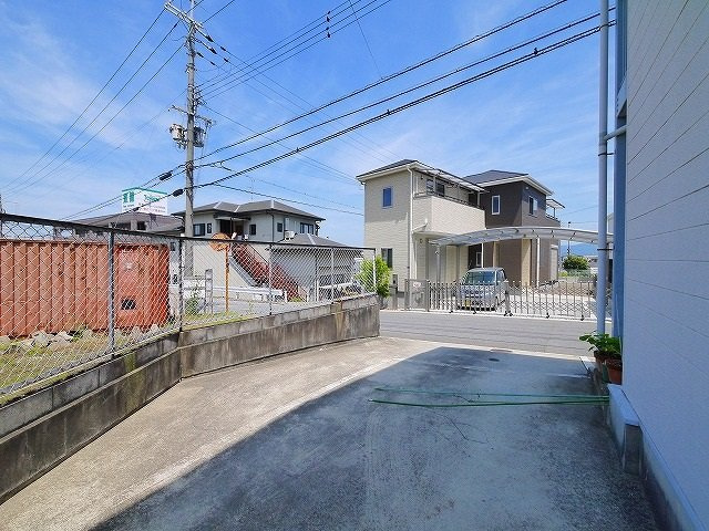 プリメールスカイハイツの駐車場|車をお持ちの方に嬉しい駐車場付きの物件です