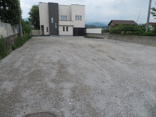 高崎市吉井町塩川　中古3480の駐車場|広々駐車スペースもあります