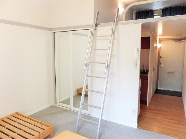 【内装】 | 中居 | 1階はフローリング、2階以上はカーペットタイプとなります。
※参考写真、家具家電は付きません