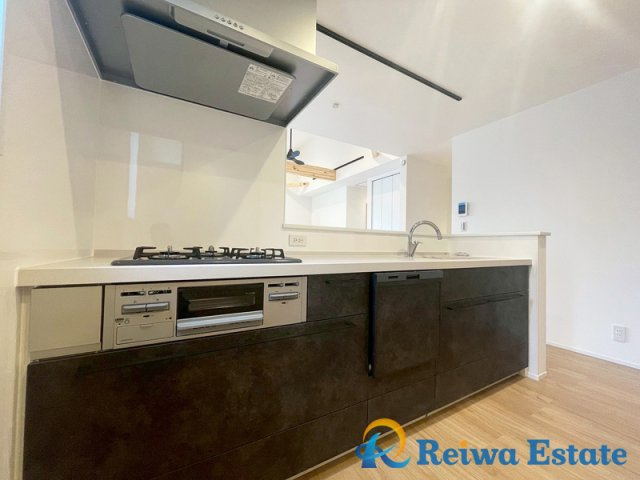 新築戸建　茅ヶ崎市今宿のキッチン|3口コンロで食器洗乾燥機付きの使い勝手の良いキッチン