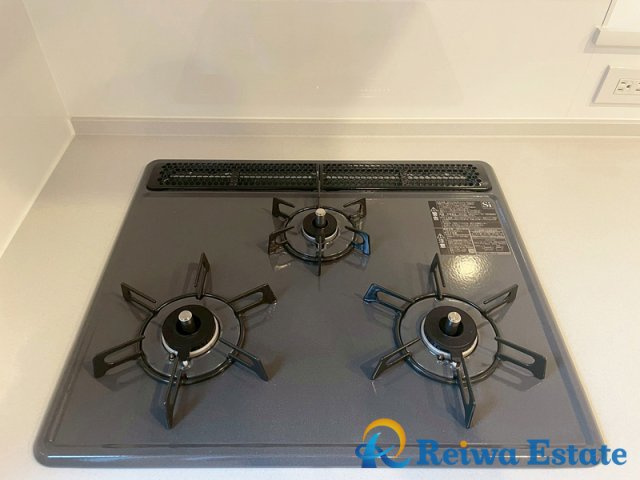 新築戸建　茅ヶ崎市今宿の設備|3口コンロで同時調理が可能！お料理もはかどりますね♪