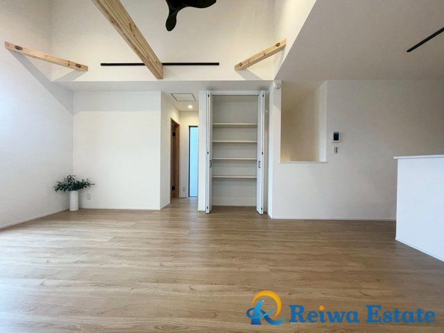 新築戸建　茅ヶ崎市今宿の居間・リビング|2面採光で明るく風通しの良い空間♪