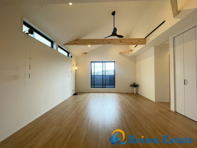 新築戸建　茅ヶ崎市今宿の居間・リビング|プライバシーの確保が出来る2階リビングは勾配天井で開放的な空間が魅力♪