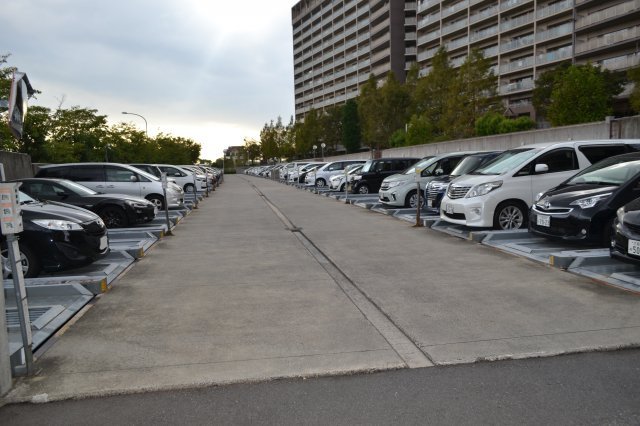 リバティパーク枚方　C棟の駐車場|敷地内駐車場