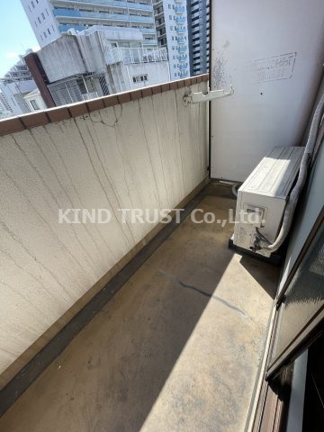 サンロイヤル長柄のバルコニー|暖かな日差しのふりそそぐバルコニー