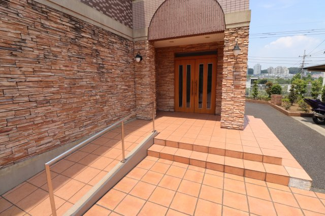 パイン・ヒルズ参番館のエントランス