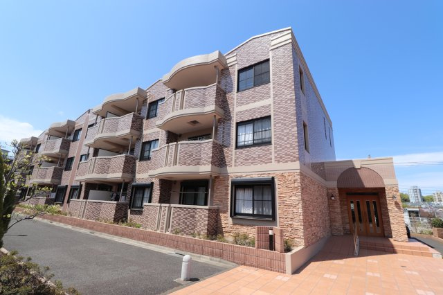 パイン・ヒルズ参番館の外観