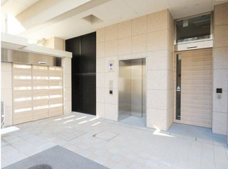 【その他共用部分】 | サブエントランス入口です。入口横には自転車用エレベーターもございます。