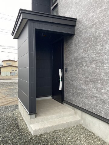 ◎鳥取大通6　「家は品質！」　家具付モデル住宅　”TRETTIO VALO”の玄関|玄関には住む人が自由に使えるフリースペースが有ります。