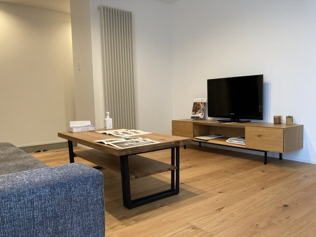 ◎鳥取大通6　「家は品質！」　家具付モデル住宅　”TRETTIO VALO”の居間・リビング|リビングはダイニング・キッチンへと繋がります。