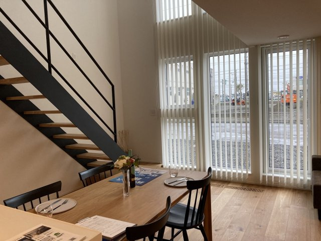 ◎鳥取大通6　「家は品質！」　家具付モデル住宅　”TRETTIO VALO”のダイニング|ダイニングは吹抜けの連窓からの光が爽やかです。サッシはトリプルガラスを採用しています。