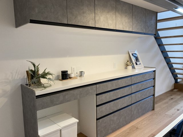 ◎鳥取大通6　「家は品質！」　家具付モデル住宅　”TRETTIO VALO”のキッチン|十分なスペースを確保した背面のカップボードです。