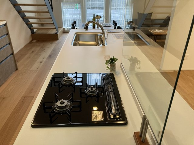 ◎鳥取大通6　「家は品質！」　家具付モデル住宅　”TRETTIO VALO”のキッチン|キッチンは家族とコミュニケーションが取れます。