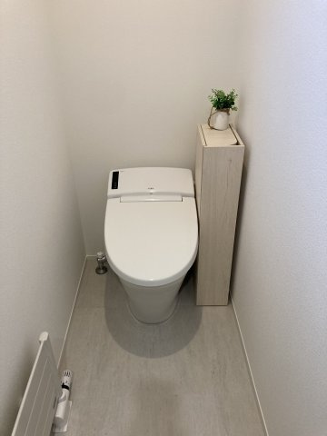 ◎鳥取大通6　「家は品質！」　家具付モデル住宅　”TRETTIO VALO”のトイレ|お掃除がしやすいタンクレストイレです。