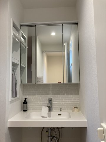 ◎鳥取大通6　「家は品質！」　家具付モデル住宅　”TRETTIO VALO”の洗面所|独立した洗面台は誰かの入浴に影響されません。