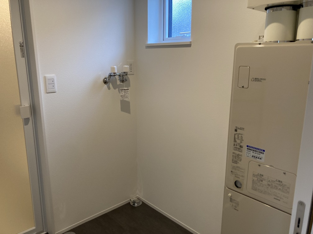 ◎鳥取大通6　「家は品質！」　家具付モデル住宅　”TRETTIO VALO”の脱衣所|脱衣室に洗面台が無いので広々使えます。