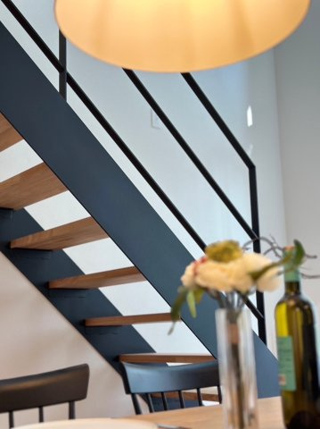 ◎鳥取大通6　「家は品質！」　家具付モデル住宅　”TRETTIO VALO”の居間・リビング|開放感のあるサラシ階段を採用しています。