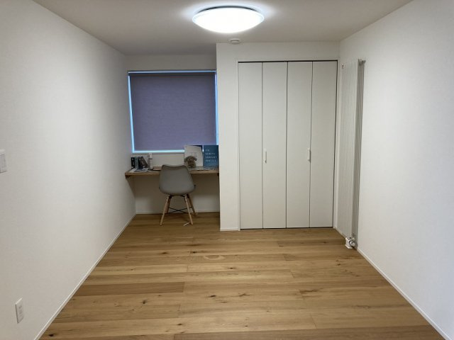 ◎鳥取大通6　「家は品質！」　家具付モデル住宅　”TRETTIO VALO”の洋室|1F洋室はクローゼットとカウンターデスク付きです。建具取付は無料で施工いたします。