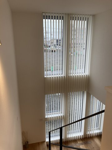 ◎鳥取大通6　「家は品質！」　家具付モデル住宅　”TRETTIO VALO”のその他共用部分|2F　廊下から吹抜けを望む　明るい吹き抜けの連窓窓です。