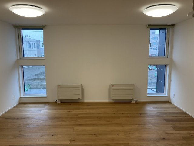 ◎鳥取大通6　「家は品質！」　家具付モデル住宅　”TRETTIO VALO”の洋室|2F　10帖　シンメトリー♪　5帖ずつ間仕切ることも可能です。