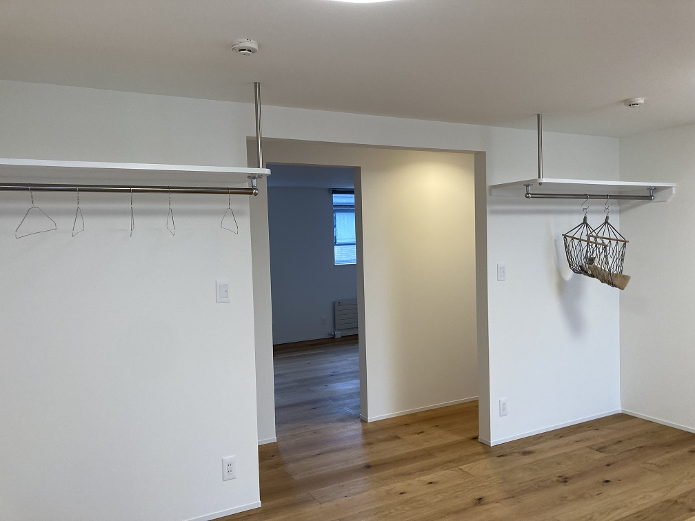 ◎鳥取大通6　「家は品質！」　家具付モデル住宅　”TRETTIO VALO”の洋室|2F　16帖　オシャレな見せる洋服ハンガーです。　