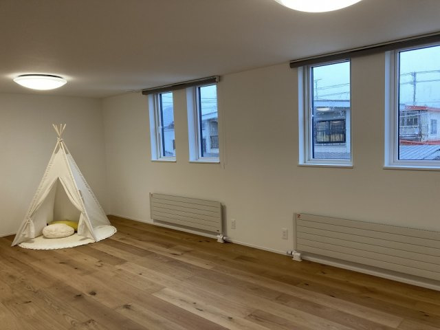 ◎鳥取大通6　「家は品質！」　家具付モデル住宅　”TRETTIO VALO”の洋室|2F　16帖　北側でも明るい窓配置です。　