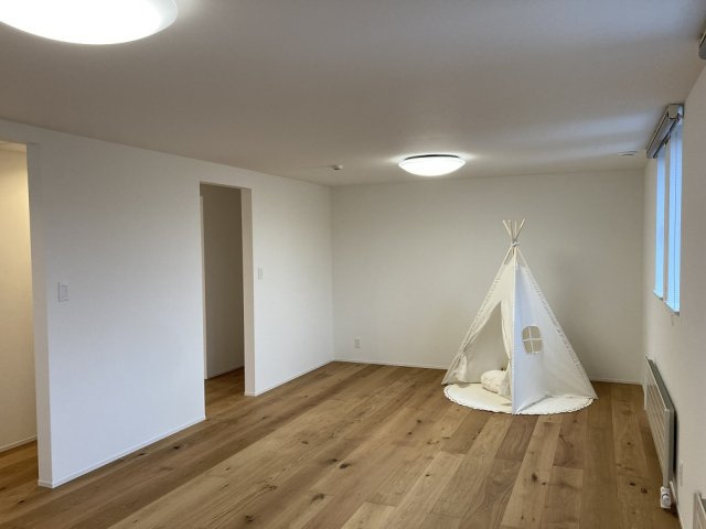 ◎鳥取大通6　「家は品質！」　家具付モデル住宅　”TRETTIO VALO”の洋室|2F　16帖　入口の配置も選択できます。間仕切りも可能です。