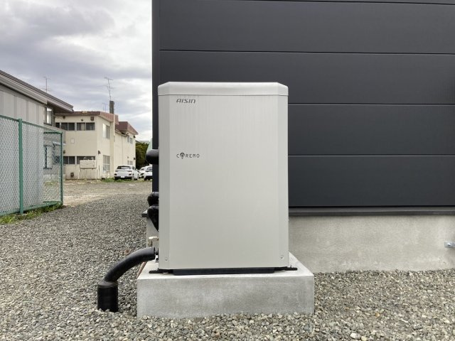 ◎鳥取大通6　「家は品質！」　家具付モデル住宅　”TRETTIO VALO”の発電・温水設備|コレモ＋エコジョーズは冬の光熱費節約に貢献します。発電した電気は売電します。