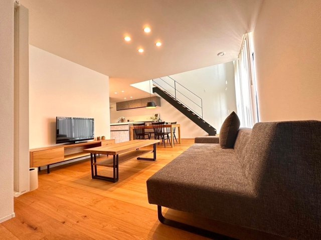 ◎鳥取大通6　「家は品質！」　家具付モデル住宅　”TRETTIO VALO”の居間・リビング|北欧の香り漂う家具付きです。