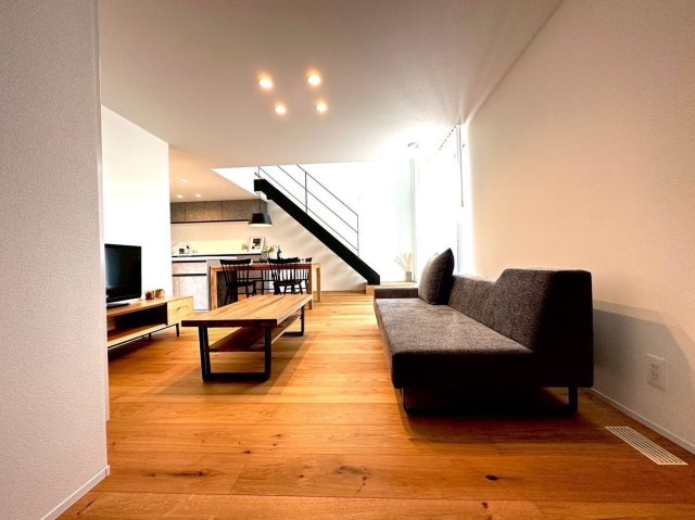 ◎鳥取大通6　「家は品質！」　家具付モデル住宅　”TRETTIO VALO”の居間・リビング|自然素材を多く取り入れた空間になっています。