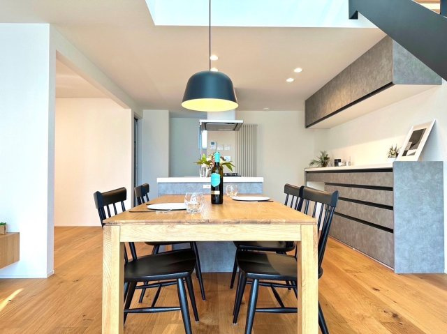 ◎鳥取大通6　「家は品質！」　家具付モデル住宅　”TRETTIO VALO”のダイニング|気持良く一日をスタートさせる開放的で明るい空間のダイニング・キッチンです♪