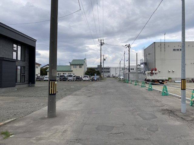 ◎鳥取大通6　「家は品質！」　家具付モデル住宅　”TRETTIO VALO”の前面道路含む現地写真|車通りも多くなく閑静な住宅街の敷地です。